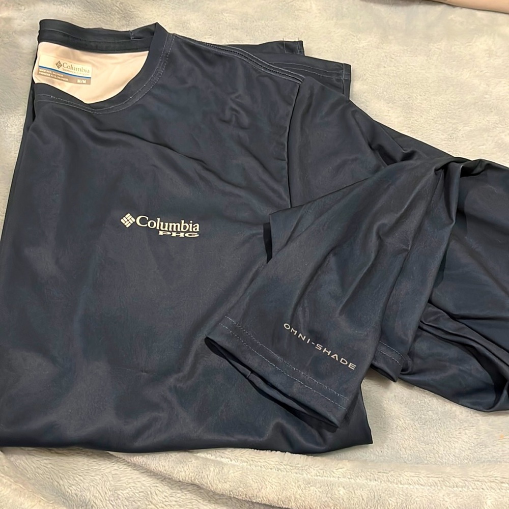 Men’s size medium Columbia PHG Omni-shade long sleeve shirt. NWOT. Navy blue.